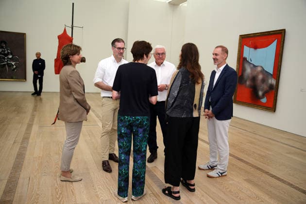 Besuch des Bundespräsidenten Frank-Walter Steinmeier in der Fondation Beyeler in Riehen (Schweiz). Der deutsche Bundespräsident besucht während seiner Ortszeit in Lörrach (Baden-Württemberg) auch die Grenzregion in der Schweiz. Besuch des Bundespräsidenten Frank-Walter Steinmeier in der Fondation Beyeler in Riehen (Schweiz). Der deutsche Bundespräsident besucht während seiner Ortszeit in Lörrach (Baden-Württemberg) auch die Grenzregion in der Schweiz. Riehen Kanton Basel-Stadt Schweiz *** Visit by Federal President Frank-Walter Steinmeier to the Fondation Beyeler in Riehen, Switzerland. During his stay in Lörrach, Baden-Württemberg, the German Federal President is also visiting the border region in Switzerland. Visit by Federal Pr