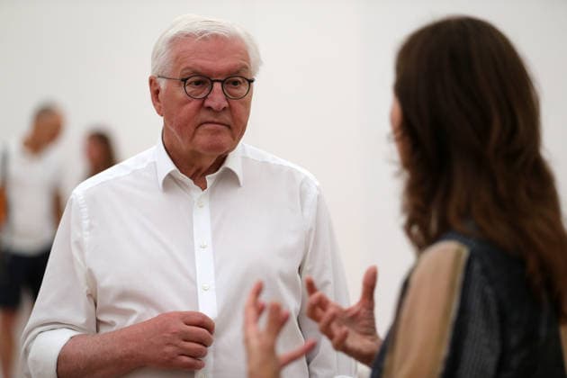 Besuch des Bundespräsidenten Frank-Walter Steinmeier in der Fondation Beyeler in Riehen (Schweiz). Der deutsche Bundespräsident besucht während seiner Ortszeit in Lörrach (Baden-Württemberg) auch die Grenzregion in der Schweiz. Besuch des Bundespräsidenten Frank-Walter Steinmeier in der Fondation Beyeler in Riehen (Schweiz). Der deutsche Bundespräsident besucht während seiner Ortszeit in Lörrach (Baden-Württemberg) auch die Grenzregion in der Schweiz. Riehen Kanton Basel-Stadt Schweiz *** Visit by Federal President Frank-Walter Steinmeier to the Fondation Beyeler in Riehen, Switzerland. During his stay in Lörrach, Baden-Württemberg, the German Federal President is also visiting the border region in Switzerland. Visit by Federal Pr