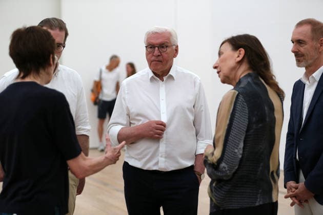 Besuch des Bundespräsidenten Frank-Walter Steinmeier in der Fondation Beyeler in Riehen (Schweiz). Der deutsche Bundespräsident besucht während seiner Ortszeit in Lörrach (Baden-Württemberg) auch die Grenzregion in der Schweiz. Besuch des Bundespräsidenten Frank-Walter Steinmeier in der Fondation Beyeler in Riehen (Schweiz). Der deutsche Bundespräsident besucht während seiner Ortszeit in Lörrach (Baden-Württemberg) auch die Grenzregion in der Schweiz. Riehen Kanton Basel-Stadt Schweiz *** Visit by Federal President Frank-Walter Steinmeier to the Fondation Beyeler in Riehen, Switzerland. During his stay in Lörrach, Baden-Württemberg, the German Federal President is also visiting the border region in Switzerland. Visit by Federal Pr