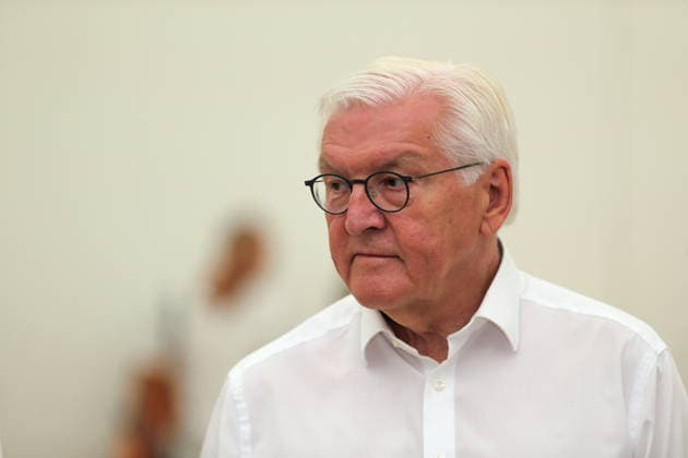 Besuch des Bundespräsidenten Frank-Walter Steinmeier in der Fondation Beyeler in Riehen (Schweiz). Der deutsche Bundespräsident besucht während seiner Ortszeit in Lörrach (Baden-Württemberg) auch die Grenzregion in der Schweiz. Besuch des Bundespräsidenten Frank-Walter Steinmeier in der Fondation Beyeler in Riehen (Schweiz). Der deutsche Bundespräsident besucht während seiner Ortszeit in Lörrach (Baden-Württemberg) auch die Grenzregion in der Schweiz. Riehen Kanton Basel-Stadt Schweiz *** Visit by Federal President Frank-Walter Steinmeier to the Fondation Beyeler in Riehen, Switzerland. During his stay in Lörrach, Baden-Württemberg, the German Federal President is also visiting the border region in Switzerland. Visit by Federal Pr