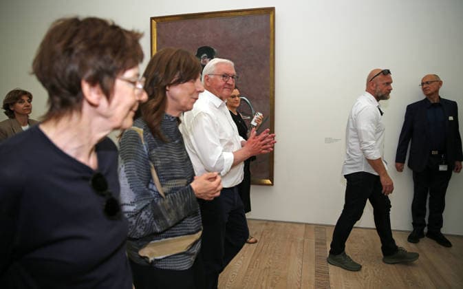 Besuch des Bundespräsidenten Frank-Walter Steinmeier in der Fondation Beyeler in Riehen (Schweiz). Der deutsche Bundespräsident besucht während seiner Ortszeit in Lörrach (Baden-Württemberg) auch die Grenzregion in der Schweiz. Besuch des Bundespräsidenten Frank-Walter Steinmeier in der Fondation Beyeler in Riehen (Schweiz). Der deutsche Bundespräsident besucht während seiner Ortszeit in Lörrach (Baden-Württemberg) auch die Grenzregion in der Schweiz. Riehen Kanton Basel-Stadt Schweiz *** Visit by Federal President Frank-Walter Steinmeier to the Fondation Beyeler in Riehen, Switzerland. During his stay in Lörrach, Baden-Württemberg, the German Federal President is also visiting the border region in Switzerland. Visit by Federal Pr