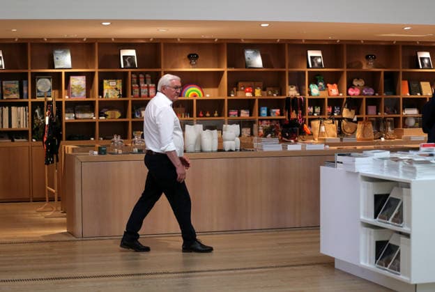 Besuch des Bundespräsidenten Frank-Walter Steinmeier in der Fondation Beyeler in Riehen (Schweiz). Der deutsche Bundespräsident besucht während seiner Ortszeit in Lörrach (Baden-Württemberg) auch die Grenzregion in der Schweiz. Besuch des Bundespräsidenten Frank-Walter Steinmeier in der Fondation Beyeler in Riehen (Schweiz). Der deutsche Bundespräsident besucht während seiner Ortszeit in Lörrach (Baden-Württemberg) auch die Grenzregion in der Schweiz. Riehen Kanton Basel-Stadt Schweiz *** Visit by Federal President Frank-Walter Steinmeier to the Fondation Beyeler in Riehen, Switzerland. During his stay in Lörrach, Baden-Württemberg, the German Federal President is also visiting the border region in Switzerland. Visit by Federal Pr