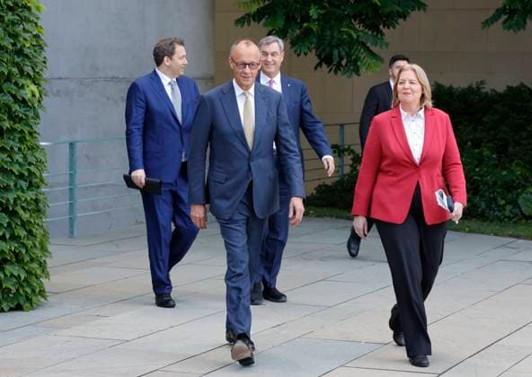 Vizekanzler, Bundesminister für Finanzen und Parteivorsitzende der SPD, Lars Klingbeil MdB, Bundeskanzler und Parteivorsitzende der CDU Deutschlands, Ministerpräsident des Freistaates Bayern und Parteivorsitzende der CSU, Dr. Markus Söder MdL, Friedrich Merz MdB, Bundesministerin für Arbeit und Soziales und Parteivorsitzende der SPD, Bärbel Bas MdB, Deutschland, Berlin, Bundeskanzleramt, Presseunterrichtung zu den Beratungen des Koalitionsausschusses *** Vice Chancellor, Federal Minister of Finance, and Chair of the SPD, Lars Klingbeil, Member of the Bundestag; Federal Chancellor and Chair of the CDU of Germany; Minister-President of the Free State of Bavaria and Chair of the CSU, Dr. Markus Söder, Member of the State Parliament (MdL), Fri