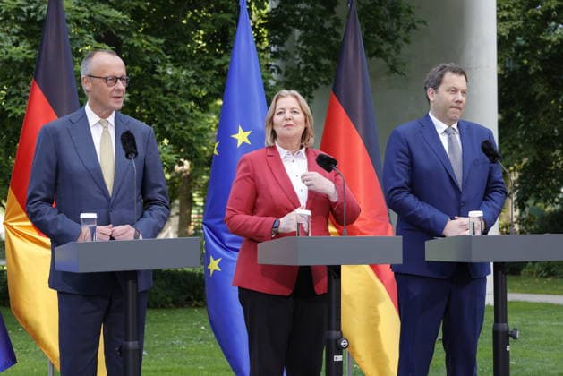Bundeskanzler und Parteivorsitzende der CDU Deutschlands, Friedrich Merz MdB, Bundesministerin für Arbeit und Soziales und Parteivorsitzende der SPD, Bärbel Bas MdB, Vizekanzler, Bundesminister für Finanzen und Parteivorsitzende der SPD, Lars Klingbeil MdB, Deutschland, Berlin, Bundeskanzleramt, Presseunterrichtung zu den Beratungen des Koalitionsausschusses *** Federal Chancellor and Chair of Germany’s CDU, Friedrich Merz, Member of the Bundestag; Federal Minister of Labor and Social Affairs and Chair of the SPD, Bärbel Bas, Member of the Bundestag; Vice Chancellor, Federal Minister of Finance, and Chair of the SPD, Lars Klingbeil, Member of the Bundestag, Germany, Berlin, Federal Chancellery, press briefing on the deliberations of the co