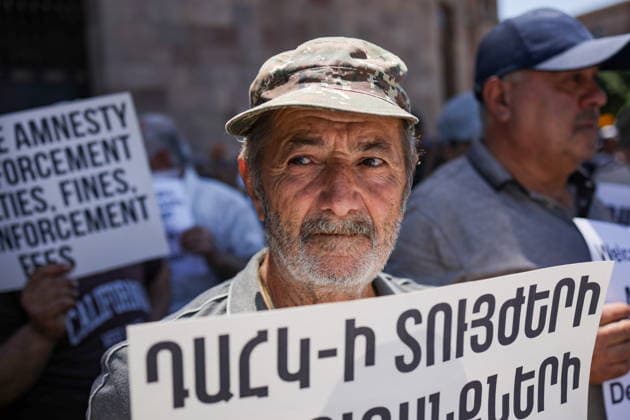 ARMENIA, YEREVAN - JULY 2, 2026: Protesters are seen outside the Government House amid talks between European Commission President von der Leyen and Armenia s President Pashinyan. Alexander Patrin TASS  94569998