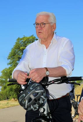 Bundespräsident Frank-Walter Steinmeier fährt in Begleitung des Lörracher Oberbürgermeisters Jörg Lutz (nicht im Bild) mit dem Fahrrad über die deutsch-schweizerische Grenze von Lörrach-Stetten nach Riehen. Am Grenzstein zur Schweiz trifft er die Gemeindepräsidentin von Riehen, Christine Kaufmann (nicht im Bild) sowie den basel-städtischen Regierungspräsidenten Conradin Cramer (nicht im Bild). Hochkant. Bundespräsident Frank-Walter Steinmeier fährt in Begleitung des Lörracher Oberbürgermeisters Jörg Lutz (nicht im Bild) mit dem Fahrrad über die deutsch-schweizerische Grenze von Lörrach-Stetten nach Riehen. Am Grenzstein zur Schweiz trifft er die Gemeindepräsidentin von Riehen, Christine Kaufmann (nicht im Bild) sowie den basel-städtischen R