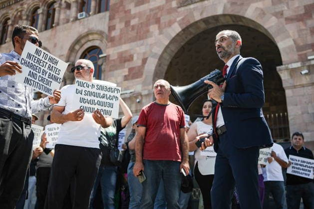 ARMENIA, YEREVAN - JULY 2, 2026: Protesters are seen outside the Government House amid talks between European Commission President von der Leyen and Armenia s President Pashinyan Yerevan Armenia  - ZUMAt113 20260702_zaa_t113_139 Copyright: xAlexanderxPatrinx
