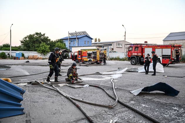 Warehouses damaged in Russian attack on Zaporizhzhia Rescuers work at the scene of a strike on a warehouse facility in Zaporizhzhia, Ukraine, on July 1, 2026. Infrastructure facilities in the city were affected, with a warehouse and a vehicle service station sustaining damage. Zaporizhzhia Ukraine  Copyright: xDmytroxSmolienkox originalFilename: ukrinform-warehous260702_npaIg.jpg