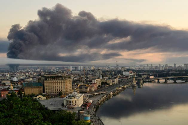 News Themen der Woche KW27 Massive Combined Russian Attack On Ukraine. Thick smoke rises from a fire at a civilian infrastructure facility in Kyiv, Ukraine, on July 2, 2026. Russia launches 74 missiles and 476 drones in an overnight military operation targeting Ukraine, with Kyiv as the main focus. At least 17 people are killed and nearly 90 injured in the capital. Search and rescue operations are ongoing as people are believed to remain trapped under the rubble. A day of mourning is declared in Kyiv for July 3, 2026. Kyiv Ukraine  Copyright: xMaxymxMarusenkox originalFilename: musiienko-notitle260702_npSrs.jpg