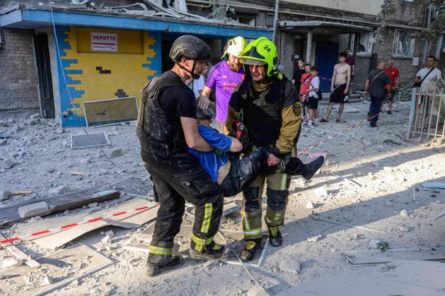 Massive Combined Russian Attack On Ukraine. Emergency workers evacuate a resident from a heavily damaged residential building in Kyiv, Ukraine, on July 2, 2026, following a missile and drone strike. Russia launched 74 missiles and 476 drones in an overnight military operation on Ukraine, with Kyiv as the main target. At least 17 people are reported killed and nearly 90 injured in the capital. Search and rescue operations are ongoing as people are believed to remain trapped under the rubble. A day of mourning has been declared in Kyiv for July 3, 2026. Kyiv Ukraine  Copyright: xMaxymxMarusenkox originalFilename: musiienko-notitle260702_npiah.jpg