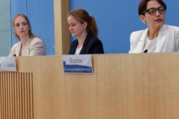 Abwanderungsgründe Eingewanderter 2026-07-02 Deutschland, Berlin Bundespressekonferenz zu den Abwanderungsgründen Eingewanderter in Deutschland. Im Bild v. l. Laura Goßner, wissenschaftliche Mitarbeiterin im Bereich Migration, Integration und internationale Arbeitsmarktforschung am Institut für Arbeitsmarkt- und Berufsforschung (IAB), Dr. Theresa Koch, wissenschaftliche Mitarbeiterin im Bereich Migration, Integration und internationale Arbeitsmarktforschung am IAB, Prof. Dr. Yuliya Kosyakova, Leiterin Forschungsbereich Migration, Integration und internationale Arbeitsmarktforschung am IAB. *** Reasons for Emigration Among Immigrants, July 2, 2026, Germany, Berlin Federal Press Conference on the Reasons for Emigration Among Immi