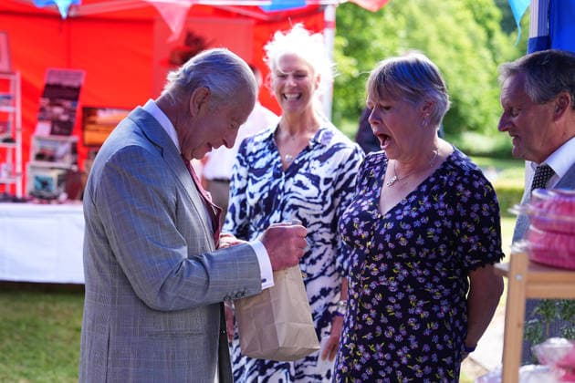 King visits Scotland for Holyrood Week King Charles III viewing meringues which he has been gifted during his visit to Jedburgh in the Scottish Borders, as part of the King s visit to Scotland for Holyrood Week. Picture date: Thursday July 2, 2026., Credit:Aaron Chown PA ROTA - B68 Avalon UK, Edinburgh  Copyright: xAaronxChownx xPAxROTAx-xB68x xAvalonx 1113961519
