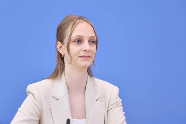 Berlin, Deutschland, 02.07.2026: Bundespressekonferenz: Wer bleibt, wer geht ? und warum Eingewanderte Deutschland wieder verlassen: Laura Goßner, wiss. Mitarbeiterin im Bereich Migration, Integration und internationale Arbeitsmarktforschung am IAB *** Berlin, Germany, July 2, 2026 Federal Press Conference: Who Stays, Who Leaves, and Why Immigrants Are Leaving Germany Again Laura Goßner, Research Associate in the Department of Migration, Integration, and International Labor Market Research at the IAB Copyright: xdtsxNachrichtenagenturx dts_126019