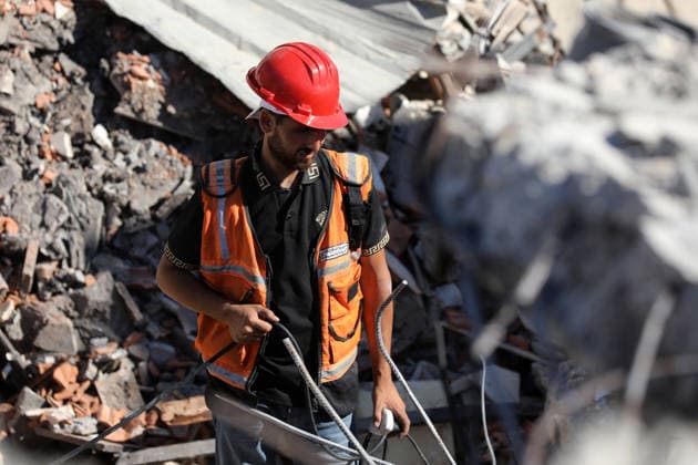 Civil Defense Searches for Missing Bodies Beneath Gaza Building Rubble Palestinian Civil Defense crews search for the bodies of missing people with limited equipment and machinery beneath the rubble of a residential building destroyed in a previous Israeli airstrike during the war, in Gaza City on July 2, 2026. As the war reaches its 1,000th day, the Civil Defense says hundreds of bodies remain trapped beneath collapsed buildings across the Gaza Strip, while shortages of heavy equipment and ongoing safety risks continue to hamper recovery operations after most of its facilities and vehicles were damaged during the war. Photo by Bilal Osama apaimages Gaza city Gaza Strip Palestinian Territory 020726_Gaza_BO_03(22) Copyright: xapaimagesxBilalxOsamax xapaimagesx