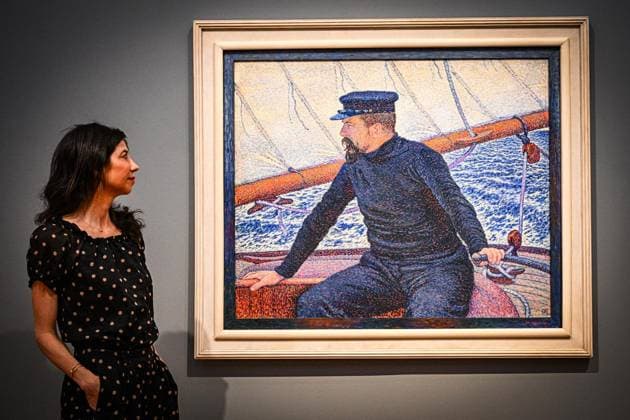 Symphonie der Farben. Paul Signac und der Neoimpressionismus ** NUR FÜR REDAKTIONELLE ZWECKE ** EDITORIAL USE ONLY **<p>Ausstellung Symphonie der Farben. Paul Signac und der Neoimpressionismus im Museum Barberini. Kuratorin Charlotte Cachin, Urenkelin des Malers, betrachtet während der Presse-Vorbesichtigung der Ausstellung Â«Symphonie der Farben. Paul Signac und der NeoimpressionismusÂ» das Bild Paul Signac am Steuer der Olympia , 1896, Öl auf Leinwand) des Künstlers Theo van Rysselberghe. Die Ausstellung ist bis zum 11.10.2026 zu sehen. Den höchsten Grad an Leuchtkraft und Harmonie zu erreichen diesem Ziel verschrieb sich Paul Signac, als er Mitte der 1880er-Jahre mit Georges Seurat eine neue Malweise in die Kunst einführte. Copyright: MaurizioxGambarini doc86jkvgthe4n12xd6of9q ,EDITORIAL USE ONLY