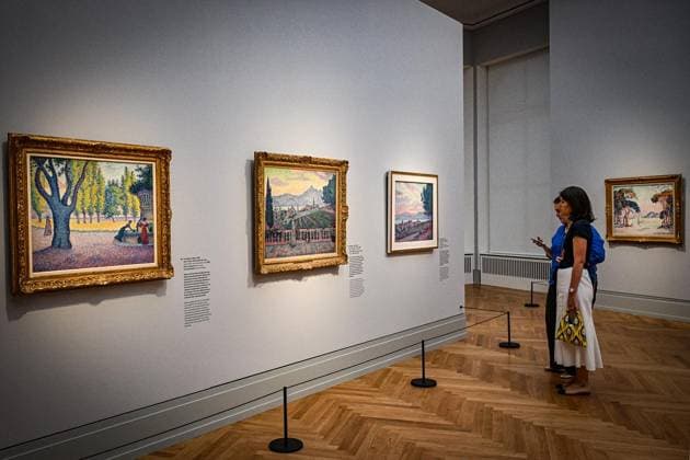 Symphonie der Farben. Paul Signac und der Neoimpressionismus ** NUR FÜR REDAKTIONELLE ZWECKE ** EDITORIAL USE ONLY **<p>Ausstellung Symphonie der Farben. Paul Signac und der Neoimpressionismus im Museum Barberini. Den höchsten Grad an Leuchtkraft und Harmonie zu erreichen diesem Ziel verschrieb sich Paul Signac, als er Mitte der 1880er-Jahre mit Georges Seurat eine neue Malweise in die Kunst einführte. Die Ausstellung Symphonie der Farben. Paul Signac und der Neoimpressionismus beleuchtet als erste umfassende Signac-Schau in Deutschland seit 30 Jahren die zentrale Rolle des Künstlers innerhalb der Bewegung des Neoimpressionismus und geht seinem Einfluss als Theoretiker, Netzwerker und Ausstellungsorganisator nach, fotografiert am 0 Copyright: MaurizioxGambarini doc86jl03jwqhzri419ewm ,EDITORIAL USE ONLY