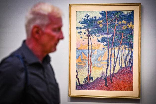 Symphonie der Farben. Paul Signac und der Neoimpressionismus ** NUR FÜR REDAKTIONELLE ZWECKE ** EDITORIAL USE ONLY **<p>Bild Segel und Pinien (1896, Öl auf Leinwand) von Paul Signac. Ausstellung Symphonie der Farben. Paul Signac und der Neoimpressionismus im Museum Barberini. Den höchsten Grad an Leuchtkraft und Harmonie zu erreichen diesem Ziel verschrieb sich Paul Signac, als er Mitte der 1880er-Jahre mit Georges Seurat eine neue Malweise in die Kunst einführte. Die Ausstellung Symphonie der Farben. Paul Signac und der Neoimpressionismus beleuchtet als erste umfassende Signac-Schau in Deutschland seit 30 Jahren die zentrale Rolle des Künstlers innerhalb der Bewegung des Neoimpressionismus und geht seinem Einfluss als Theoretik Copyright: MaurizioxGambarini doc86jl04ev9tikhpxxf0z ,EDITORIAL USE ONLY