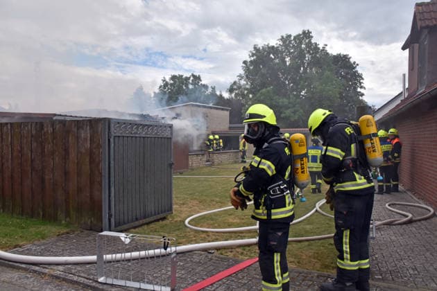 02.07.2026 Feuerwehreinsatz Deutschland Sachsen Anhalt Altmark Altmarkkreis Salzwedel Stadt Klötze Ortsteil Kusey Feuerwehreinsatz Gebäudevollbrand Nebengebäude Atemschutzgeräteträger im Einsatz ***Nutzung nur redaktionell*** *** July 2, 2026 Fire Department Response Germany Saxony-Anhalt Altmark Altmark District Salzwedel City of Klötze Kusey neighborhood Fire Department Response: Building fire in an outbuilding; firefighters wearing breathing apparatus on the scene ***For editorial use only***