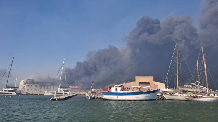 Huge Wildfire hits Canet en Roussillon - South of France Smoke is seen over Canet en Roussillon , south of France as huge fire and flames engulfed yachts and campsites, with campers evacuated from the seaside resort of Canet-en-Roussillon. The wildfires tore across southern France after the country baked under weeks of hot weather, hitting record temperatures. Photo by CLPRESS ABACAPRESS.COM Canet en Roussillon France  Copyright: xABACAx