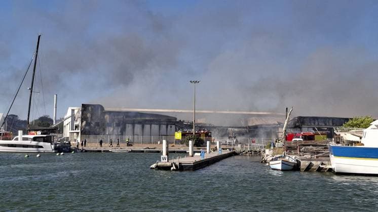 Huge Wildfire hits Canet en Roussillon - South of France Smoke is seen over Canet en Roussillon , south of France as huge fire and flames engulfed yachts and campsites, with campers evacuated from the seaside resort of Canet-en-Roussillon. The wildfires tore across southern France after the country baked under weeks of hot weather, hitting record temperatures. Photo by CLPRESS ABACAPRESS.COM Canet en Roussillon France  Copyright: xABACAx