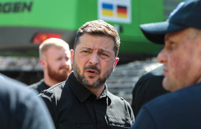 President of Ukraine Volodymyr Zelenskyy visits an apartment block in the Darnytskyi district severely damaged by a massive Russian missile attack as a search-and-rescue operation continues, Kyiv, Ukraine, July 2, 2026. President Zelenskyy stated that Ukraine does not currently have a sufficient number of PAC-3 missiles for its Patriot air defence systems to repel large-scale Russian attacks involving more than 70 ballistic missiles. As reported, the death toll from Russia’s latest combined missile and drone assault on Kyiv has risen to 22, with emergency response operations ongoing at seven locations across the capital. Search-and-rescue efforts remain underway at two sites in the Darnytskyi district, including the scene of a destroyed nin  Copyright: xHennadiixMinchenkox