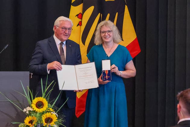 Der Bundespräsident der Bundesrepublik Deutschland, Frank-Walter Steinmeier, verleiht Frau Elke Doerries den Verdienstorden der Bundesrepublik Deutschland. , Deutschland, Bundespräsident Frank-Walter Steinmeier, Format Ortszeit Deutschland, Ordensverleihung des Bundespräsidenten, 02.07.2026, Lörrach Werkraum Schöpflin Deutschland *** The President of the Federal Republic of Germany, Frank Walter Steinmeier, awards Ms. Elke Doerries the Order of Merit of the Federal Republic of Germany, Germany, President Frank Walter Steinmeier, Format: Local Time in Germany, Award Ceremony by the President, July 2, 2026, Lörrach, Schöpflin Workshop, Germany Copyright: xGrantxHubbsx