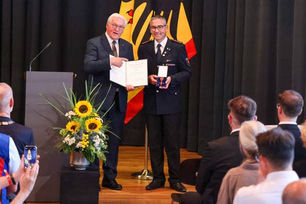 Der Bundespräsident der Bundesrepublik Deutschland, Frank-Walter Steinmeier, verleiht Herr Thomas Göttle den Verdienstorden der Bundesrepublik Deutschland. , Deutschland, Bundespräsident Frank-Walter Steinmeier, Format Ortszeit Deutschland, Ordensverleihung des Bundespräsidenten, 02.07.2026, Lörrach Werkraum Schöpflin Deutschland *** The Federal President of the Federal Republic of Germany, Frank Walter Steinmeier, awards Mr. Thomas Göttle the Order of Merit of the Federal Republic of Germany, Germany, Federal President Frank Walter Steinmeier, Format: Local Time in Germany, Award Ceremony by the Federal President, July 2, 2026, Lörrach, Schöpflin Workshop, Germany Copyright: xGrantxHubbsx