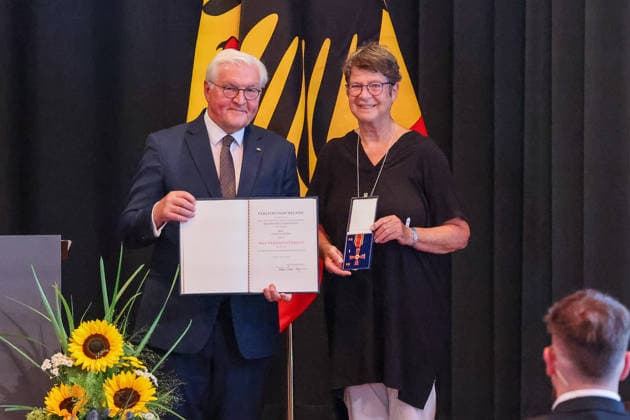 Der Bundespräsident der Bundesrepublik Deutschland, Frank-Walter Steinmeier, verleiht Frau Anette Eckstein den Verdienstorden der Bundesrepublik Deutschland. , Deutschland, Bundespräsident Frank-Walter Steinmeier, Format Ortszeit Deutschland, Ordensverleihung des Bundespräsidenten, 02.07.2026, Lörrach Werkraum Schöpflin Deutschland *** The President of the Federal Republic of Germany, Frank Walter Steinmeier, awards Ms. Anette Eckstein the Order of Merit of the Federal Republic of Germany, Germany, President Frank Walter Steinmeier, Format: Local Time in Germany, Award Ceremony by the President, July 2, 2026, Lörrach, Schöpflin Workshop, Germany Copyright: xGrantxHubbsx