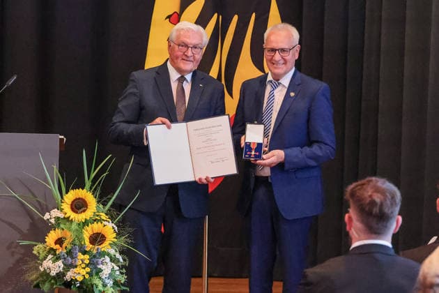 Der Bundespräsident der Bundesrepublik Deutschland, Frank-Walter Steinmeier, verleiht Herr Friedrich Trefzger den Verdienstorden der Bundesrepublik Deutschland. , Deutschland, Bundespräsident Frank-Walter Steinmeier, Format Ortszeit Deutschland, Ordensverleihung des Bundespräsidenten, 02.07.2026, Lörrach Werkraum Schöpflin Deutschland *** The Federal President of the Federal Republic of Germany, Frank Walter Steinmeier, awards Mr. Friedrich Trefzger the Order of Merit of the Federal Republic of Germany, Germany, Federal President Frank Walter Steinmeier, Format: Local Time in Germany, Award Ceremony by the Federal President, July 2, 2026, Lörrach, Schöpflin Workshop, Germany Copyright: xGrantxHubbsx