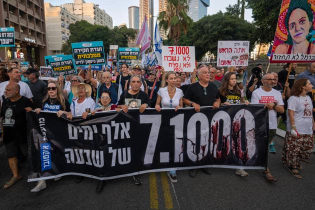 Anti-government rally in Tel Aviv - 02 Jul 2026 Protesters hold a banner and placards during an anti-government rally. A rally was held to mark 1,000 days since the October 7 massacre. Demonstrators protested against the Israeli government, accusing it of responsibility for the failures that led to the attack and calling for a state commission of inquiry, which they say the government opposes because its findings could implicate Prime Minister Benjamin Netanyahu. Tel Aviv Israel Copyright: xYaelxGuiskyxAbasx xSOPAxImagesx 9256s