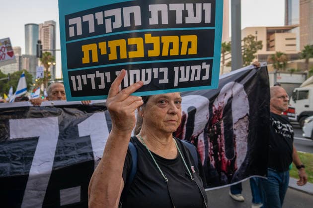 Anti-government rally in Tel Aviv - 02 Jul 2026 A protester holds a placard during an anti-government rally. A rally was held to mark 1,000 days since the October 7 massacre. Demonstrators protested against the Israeli government, accusing it of responsibility for the failures that led to the attack and calling for a state commission of inquiry, which they say the government opposes because its findings could implicate Prime Minister Benjamin Netanyahu. Tel Aviv Israel Copyright: xYaelxGuiskyxAbasx xSOPAxImagesx 9374s