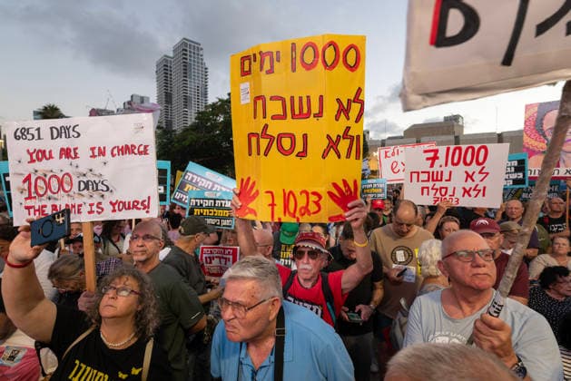 Anti-government rally in Tel Aviv - 02 Jul 2026 Protesters hold placards during an anti-government rally. A rally was held to mark 1,000 days since the October 7 massacre. Demonstrators protested against the Israeli government, accusing it of responsibility for the failures that led to the attack and calling for a state commission of inquiry, which they say the government opposes because its findings could implicate Prime Minister Benjamin Netanyahu. Tel Aviv Israel Copyright: xYaelxGuiskyxAbasx xSOPAxImagesx 9474ss