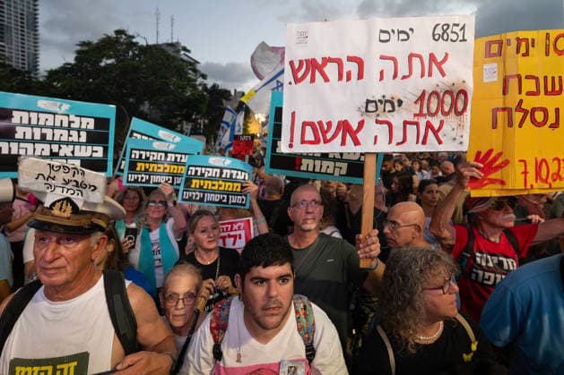 Anti-government rally in Tel Aviv - 02 Jul 2026 Protesters hold placards during an anti-government rally. A rally was held to mark 1,000 days since the October 7 massacre. Demonstrators protested against the Israeli government, accusing it of responsibility for the failures that led to the attack and calling for a state commission of inquiry, which they say the government opposes because its findings could implicate Prime Minister Benjamin Netanyahu. Tel Aviv Israel Copyright: xYaelxGuiskyxAbasx xSOPAxImagesx 9499s