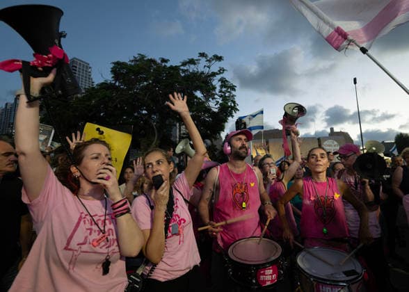 Anti-government rally in Tel Aviv - 02 Jul 2026 Activists from the Pink Front take part during an anti-government rally. A rally was held to mark 1,000 days since the October 7 massacre. Demonstrators protested against the Israeli government, accusing it of responsibility for the failures that led to the attack and calling for a state commission of inquiry, which they say the government opposes because its findings could implicate Prime Minister Benjamin Netanyahu. Tel Aviv Israel Copyright: xYaelxGuiskyxAbasx xSOPAxImagesx 9550s