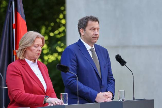 Berlin, Deutschland, 02.07.2026: Bundeskanzleramt: Pressekonferenz nach Koalitionsausschuss: Bundesministerin für Arbeit und Soziales Bärbel Bas (SPD) und Bundesminister der Finanzen Lars Klingbeil (SPD) *** Berlin, Germany, July 2, 2026 Federal Chancellery Press Conference Following the Coalition Committee Meeting Federal Minister of Labor and Social Affairs Bärbel Bas (SPD) and Federal Minister of Finance Lars Klingbeil (SPD) Copyright: xdtsxNachrichtenagenturx dts_126104