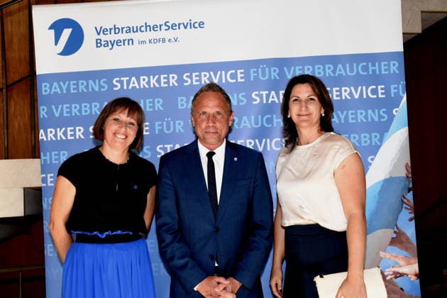 Eva Fuchs Landesvorsitzende des Verbraucher Service Bayern im KDFB e.V. Thorsten Glauber Bayerischer Staatsminister fuer Umwelt und Verbraucherschutz Tanja Pichlmeier Landesvorsitzende des KDFB Bayern Muenchen 02.07.2026 Kardinal Wendel Haus Mandlstrasse Jubilaeumsfeier 70 Jahre Verbraucher Service Bayern Foto Muenchen *** Eva Fuchs, State Chairwoman of Verbraucher Service Bayern within KDFB e.V.; Thorsten Glauber, Bavarian Minister of State for the Environment and Consumer Protection; Tanja Pichlmeier, State Chairwoman of KDFB Bavaria; Munich, July 2, 2026; Cardinal Wendel House, Mandlstrasse; Anniversary Celebration 70 Years of Consumer Service Bavaria Photo: Munich