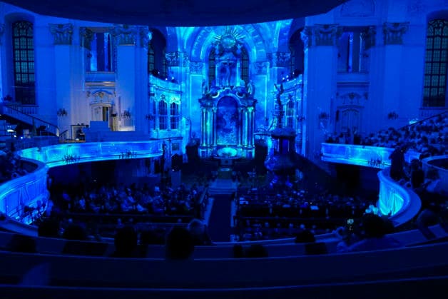 CNTV MICHEL- Innenansicht der Kirche LIcht Light Show Hamburg 02.07.2026 Die Hauptkirche St.Michaelis,dem Hamburger Michel erstrahlt fuer mehrere Monate in neuem Licht LUMINISCENCE Licht Show das einmalige 360Â° Illuminationserlebnis macht die Architektur des Michel hor und sichtbar und der Raumklang setzt die barocke Architektur bestens in Szene.Hauptkirche St. Michaelis Michel ist ein evangelischer Sakralbau in der Neustadt von Hamburg Hamburg Deutschland *** CNTV MICHEL Interior View of the Church Light Show Hamburg July 2, 2026 St. Michael’s Church, known as the Hamburg Michel, will shine in a new light for several months during the LUMINISCENCE Light Show—a unique 360° illumination experience highlights the architecture of the Michel