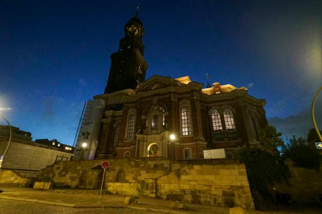 CNTV MICHEL- Aussenansicht der Kirche LIcht Light Show Hamburg 02.07.2026 Die Hauptkirche St.Michaelis,dem Hamburger Michel erstrahlt fuer mehrere Monate in neuem Licht LUMINISCENCE Licht Show das einmalige 360Â° Illuminationserlebnis macht die Architektur des Michel hor und sichtbar und der Raumklang setzt die barocke Architektur bestens in Szene.Hauptkirche St. Michaelis Michel ist ein evangelischer Sakralbau in der Neustadt von Hamburg Hamburg Deutschland *** CNTV MICHEL Exterior view of the church Light Show Hamburg July 2, 2026 St. Michael’s Church, known as the Hamburg Michel, will shine in a new light for several months during the LUMINISCENCE Light Show—a unique 360° illumination experience brings the architecture of the Michel to