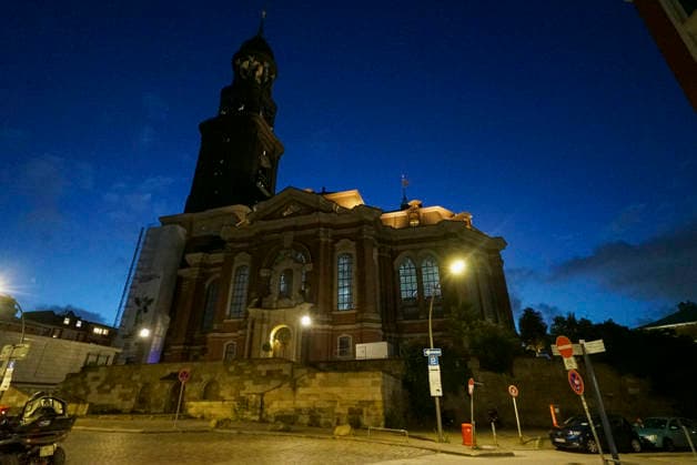CNTV MICHEL- Aussenansicht der Kirche LIcht Light Show Hamburg 02.07.2026 Die Hauptkirche St.Michaelis,dem Hamburger Michel erstrahlt fuer mehrere Monate in neuem Licht LUMINISCENCE Licht Show das einmalige 360Â° Illuminationserlebnis macht die Architektur des Michel hor und sichtbar und der Raumklang setzt die barocke Architektur bestens in Szene.Hauptkirche St. Michaelis Michel ist ein evangelischer Sakralbau in der Neustadt von Hamburg Hamburg Deutschland *** CNTV MICHEL Exterior view of the church Light Show Hamburg July 2, 2026 St. Michael’s Church, known as the Hamburg Michel, will shine in a new light for several months as part of the LUMINISCENCE Light Show—a unique 360° illumination experience brings the architecture of the Miche