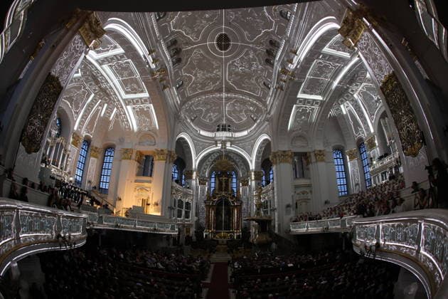 Luminiscence - die immersive Sound- und Lichtshow feiert Premiere in der Hauptkirche St. Michaelis am 2.7.2026, die barocke Architektur im Michel wird in der Nacht durch Licht und Musik in einen atemberaubenden Raum verwandelt, Ben Becker ist der Erzähler, der die Zuschauer mitnimmt auf eine Reise durch die wechselvolle Geschichte des Michels. Die Show soll viermal in der Woche bis September zu sehen sein *** Luminiscence, the immersive sound and light show, will premiere at St. Michael’s Main Church on July 2, 2026. At night, the baroque architecture of St. Michael’s will be transformed into a breathtaking space through light and music, Ben Becker is the narrator who takes the audience on a journey through the eventful history of St. M