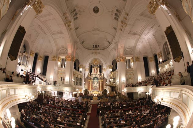 Die Kirche bei normaler Lichtstimmung, Luminiscence - die immersive Sound- und Lichtshow feiert Premiere in der Hauptkirche St. Michaelis am 2.7.2026, die barocke Architektur im Michel wird in der Nacht durch Licht und Musik in einen atemberaubenden Raum verwandelt, Ben Becker ist der Erzähler, der die Zuschauer mitnimmt auf eine Reise durch die wechselvolle Geschichte des Michels. Die Show soll viermal in der Woche bis September zu sehen sein *** The church under normal lighting conditions; Luminiscence, the immersive sound and light show, will premiere at St. Michael’s Main Church on July 2, 2026. At night, the Baroque architecture of St. Michael’s will be transformed into a breathtaking space through light and music. Ben Becker is th