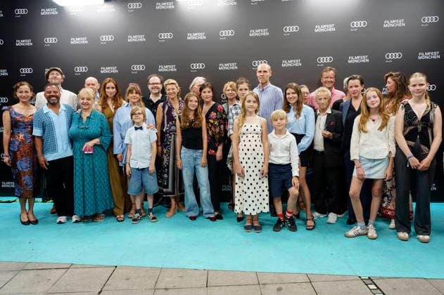 Thomas Mraz, Victoria Mayer, Lea Drinda, Pauline Roenneberg, Corinna Harfouch und Niels Bormann mit Cast und Team bei der Premiere des Kinofilms Kalter Hund auf dem 43. Filmfest München 2026 in den City-Atelier Kinos. München, 02.07.2026 *** Thomas Mraz, Victoria Mayer, Lea Drinda, Pauline Roenneberg, Corinna Harfouch, and Niels Bormann with the cast and crew at the premiere of the feature film *Kalter Hund* at the 43rd Munich Film Festival in 2026 at the City Atelier Cinemas in Munich, July 2, 2026 Foto:xN.xKolinzx xFuturexImagex hund_6702