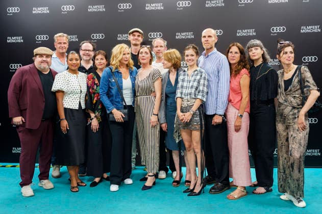 Thomas Mraz, Victoria Mayer, Lea Drinda, Pauline Roenneberg, Corinna Harfouch und Niels Bormann mit Cast und Team bei der Premiere des Kinofilms Kalter Hund auf dem 43. Filmfest München 2026 in den City-Atelier Kinos. München, 02.07.2026 *** Thomas Mraz, Victoria Mayer, Lea Drinda, Pauline Roenneberg, Corinna Harfouch, and Niels Bormann with the cast and crew at the premiere of the feature film *Kalter Hund* at the 43rd Munich Film Festival 2026 at the City Atelier Cinemas in Munich, July 2, 2026 Foto:xN.xKolinzx xFuturexImagex hund_6704