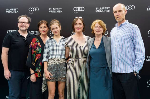 Thomas Mraz, Victoria Mayer, Lea Drinda, Pauline Roenneberg, Corinna Harfouch und Niels Bormann bei der Premiere des Kinofilms Kalter Hund auf dem 43. Filmfest München 2026 in den City-Atelier Kinos. München, 02.07.2026 *** Thomas Mraz, Victoria Mayer, Lea Drinda, Pauline Roenneberg, Corinna Harfouch, and Niels Bormann at the premiere of the feature film *Kalter Hund* at the 43rd Munich Film Festival in 2026 at the City Atelier Cinemas in Munich, July 2, 2026 Foto:xN.xKolinzx xFuturexImagex hund_6708