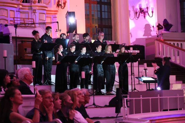 Der Chor singt live, Luminiscence - die immersive Sound- und Lichtshow feiert Premiere in der Hauptkirche St. Michaelis am 2.7.2026, die barocke Architektur im Michel wird in der Nacht durch Licht und Musik in einen atemberaubenden Raum verwandelt, Ben Becker ist der Erzähler, der die Zuschauer mitnimmt auf eine Reise durch die wechselvolle Geschichte des Michels. Die Show soll viermal in der Woche bis September zu sehen sein *** The choir sings live; Luminiscence, the immersive sound and light show, will premiere at St. Michael’s Church on July 2, 2026. At night, the baroque architecture of St. Michael’s will be transformed into a breathtaking space through light and music, Ben Becker is the narrator who takes the audience on a journey