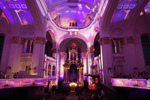 Luminiscence - die immersive Sound- und Lichtshow feiert Premiere in der Hauptkirche St. Michaelis am 2.7.2026, die barocke Architektur im Michel wird in der Nacht durch Licht und Musik in einen atemberaubenden Raum verwandelt, Ben Becker ist der Erzähler, der die Zuschauer mitnimmt auf eine Reise durch die wechselvolle Geschichte des Michels. Die Show soll viermal in der Woche bis September zu sehen sein *** Luminiscence, the immersive sound and light show, will premiere at St. Michael’s Main Church on July 2, 2026. At night, the Baroque architecture of St. Michael’s will be transformed into a breathtaking space through light and music, Ben Becker is the narrator who takes the audience on a journey through the eventful history of St. M