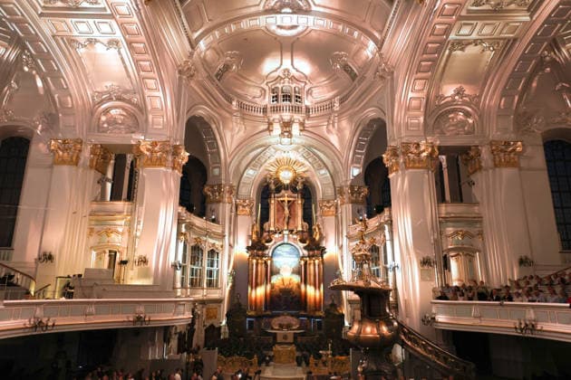 Luminiscence - die immersive Sound- und Lichtshow feiert Premiere in der Hauptkirche St. Michaelis am 2.7.2026, die barocke Architektur im Michel wird in der Nacht durch Licht und Musik in einen atemberaubenden Raum verwandelt, Ben Becker ist der Erzähler, der die Zuschauer mitnimmt auf eine Reise durch die wechselvolle Geschichte des Michels. Die Show soll viermal in der Woche bis September zu sehen sein *** Luminiscence, the immersive sound and light show, will premiere at St. Michael’s Main Church on July 2, 2026. At night, the baroque architecture of St. Michael’s will be transformed into a breathtaking space through light and music, Ben Becker is the narrator who takes the audience on a journey through the eventful history of St. M