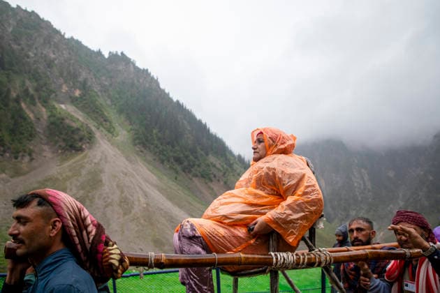 Annual Hindu Pilgrimage Amarnath Yatra begins in Baltal Sonamarg, India - 03 Jul 2026 Kashmiri Muslim palanquin bearers seen carrying a Hindu pilgrim along a mountain path during the annual Amarnath pilgrimage to the cave shrine near Baltal some 100 km (62 miles) east of Srinagar. Thousands of Hindu pilgrims braving sub-zero temperatures begin the annual Amarnath Yatra trekking across glaciers, steep mountain trails and high altitude terrain to reach the sacred Amarnath cave shrine in the Himalayas of Indian-administered Kashmir. The cave houses a naturally formed ice stalagmite revered by devotees as a symbol of Lord Shiva, one of Hinduism s principal deities. The pilgrimage, which runs from July 3 to August 28 is expected to draw thousand Copyright: xFaisalxBashirx xSOPAxImagesx 22AmarnathPilgrimage2026
