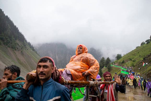 Annual Hindu Pilgrimage Amarnath Yatra begins in Baltal Sonamarg, India - 03 Jul 2026 Kashmiri Muslim palanquin bearers seen carrying a Hindu pilgrim along a mountain path during the annual Amarnath pilgrimage to the cave shrine near Baltal some 100 km (62 miles) east of Srinagar. Thousands of Hindu pilgrims braving sub-zero temperatures begin the annual Amarnath Yatra trekking across glaciers, steep mountain trails and high altitude terrain to reach the sacred Amarnath cave shrine in the Himalayas of Indian-administered Kashmir. The cave houses a naturally formed ice stalagmite revered by devotees as a symbol of Lord Shiva, one of Hinduism s principal deities. The pilgrimage, which runs from July 3 to August 28 is expected to draw thousand Copyright: xFaisalxBashirx xSOPAxImagesx 24AmarnathPilgrimage2026