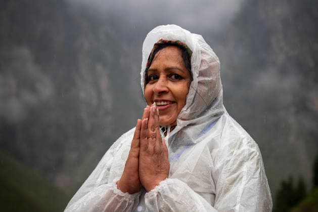 Annual Hindu Pilgrimage Amarnath Yatra begins in Baltal Sonamarg, India - 03 Jul 2026 A Hindu devotee seen praying as porters carry her along a mountain path during the annual Amarnath pilgrimage to the cave shrine in Baltal some 100 km (62 miles) east of Srinagar. Thousands of Hindu pilgrims braving sub-zero temperatures begin the annual Amarnath Yatra trekking across glaciers, steep mountain trails and high altitude terrain to reach the sacred Amarnath cave shrine in the Himalayas of Indian-administered Kashmir. The cave houses a naturally formed ice stalagmite revered by devotees as a symbol of Lord Shiva, one of Hinduism s principal deities. The pilgrimage, which runs from July 3 to August 28 is expected to draw thousands of devotees ma Copyright: xFaisalxBashirx xSOPAxImagesx 15AmarnathPilgrimage2026